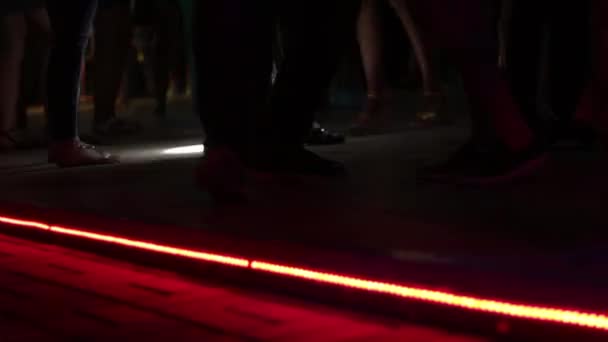 İnsanlar dans parlak bir ışık ile bir gece kulübünde - Video, Çekim