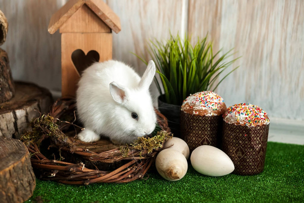 イースターのウサギは白い。キャンドルとお祝いデコラ イースター ケーキ - 写真・画像