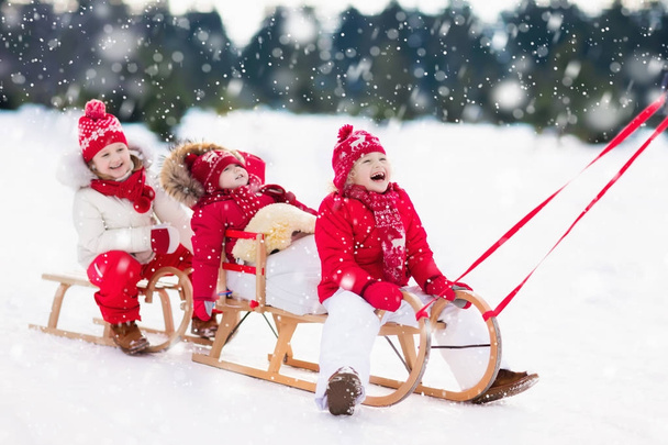 Діти на санях. Діти катаються на санях. Зимовий сніг веселощі
. - Фото, зображення