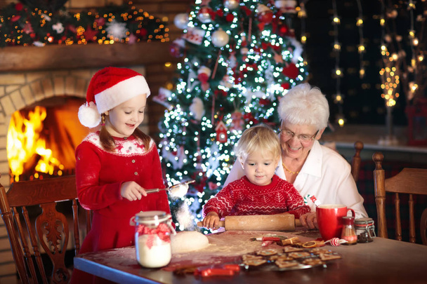 Grand-mère et les enfants font cuire des biscuits de Noël
. - Photo, image