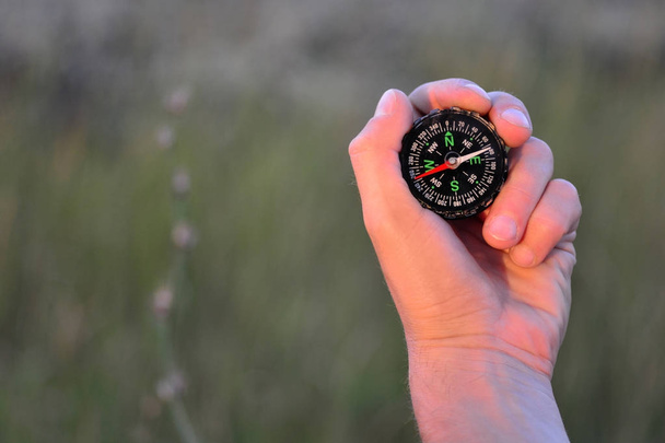 Compass in a hand - Foto, afbeelding