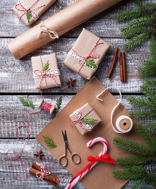 Процесс упаковки коробок с подарками на Рождество
 - Фото, изображение
