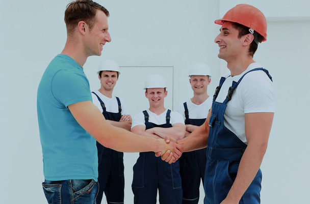 Customer Shaking Hands With Builder - 写真・画像