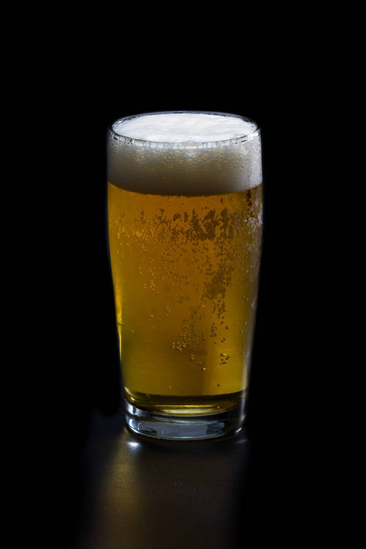 Refreshing golden ale  - Foto, afbeelding