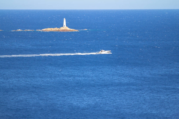 Küçük tekne ve deniz feneri - Fotoğraf, Görsel