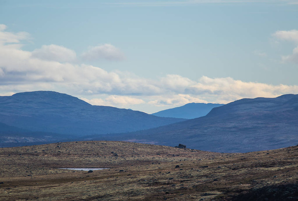 Un bellissimo paesaggio montano con un lago in lontananza. Montagna autunnale in Norvegia. Paesaggio autunnale in Scandinavia
. - Foto, immagini
