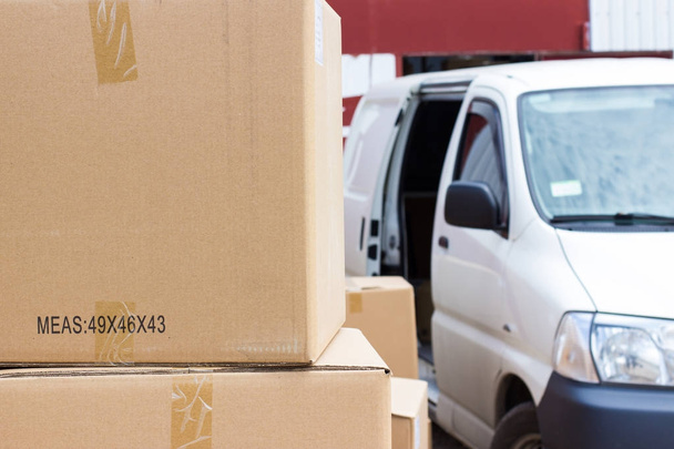 Carga en cajas de cartón listas para ser transportadas en coche
 - Foto, Imagen