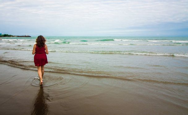 Mujer caminen en la playa
 - Foto, Imagen