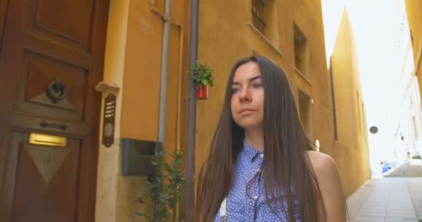 Fiatal turista nő séta a kis utcán süt a nap. Lány kiadások nyaralás-Európa középkori óváros. - Felvétel, videó