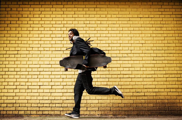 людина з скейтбордом працює на вулиці
 - Фото, зображення