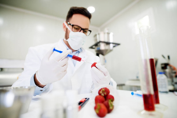 врач проводит ГМО-эксперимент
 - Фото, изображение