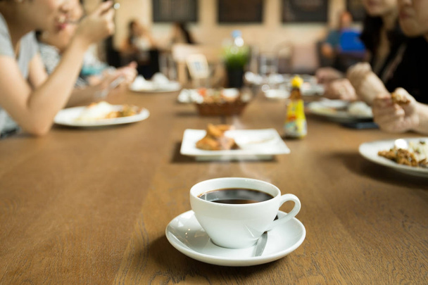 Выбранная чашка кофе с семейным ужином
 - Фото, изображение
