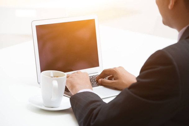 hombre de negocios trabajando con el ordenador portátil y beber café  - Foto, imagen