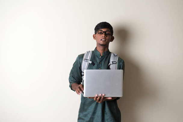 Indian man holding laptop - Foto, Imagem
