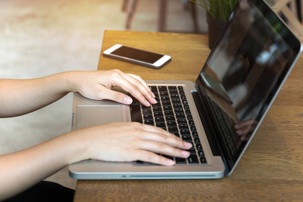 Вибрана фокусна жіноча рука, що працює на клавіатурі комп'ютера
  - Фото, зображення