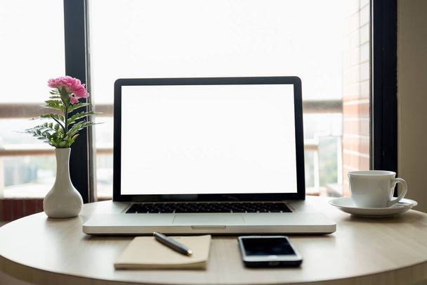 Lege laptop scherm met bloemen en mobiele telefoon en koffie- en p - Foto, afbeelding