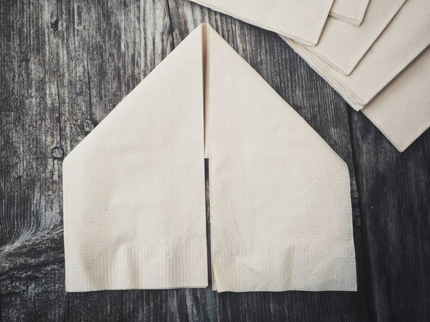 Pile de serviettes en papier sur fond en bois
 - Photo, image