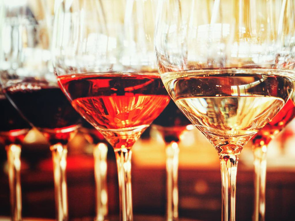 Vista ravvicinata del vino in bicchieri di cristallo nel ristorante
  - Foto, immagini