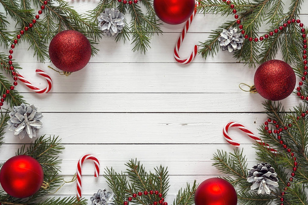 Fondo de Navidad con ramas de abeto y decoraciones rojas en wh
 - Foto, imagen
