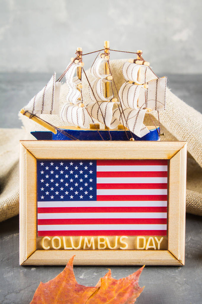 Szczęśliwy dzień Kolumba tekst. Koncepcja USA na wakacje. Odkrywca Ameryki. Państwa Holiday. - Zdjęcie, obraz