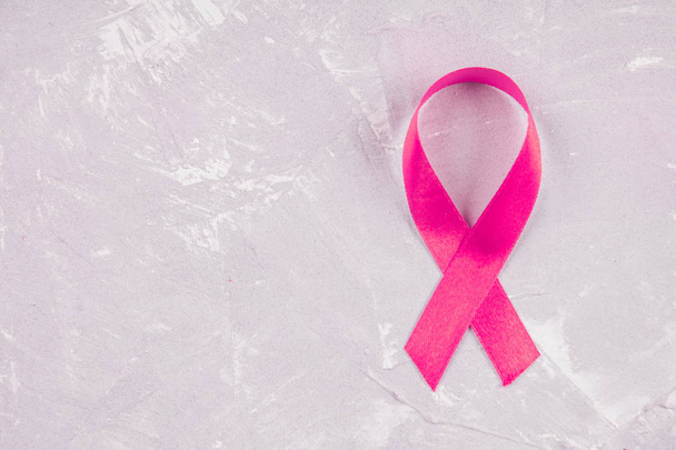 乳がんリボン ピンク背景のオーバー ヘッド ビュー - 写真・画像