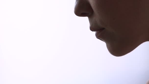 Close-up mond silhouet weergegeven: tong - Video