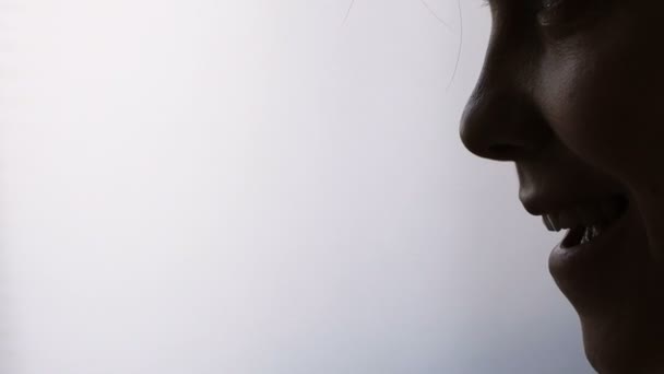 Close-up mond silhouet lachende weergegeven: tong - Video