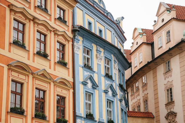 Detail z krásné historické budovy stojící pevně spolu na hlavním náměstí v Praze - Fotografie, Obrázek