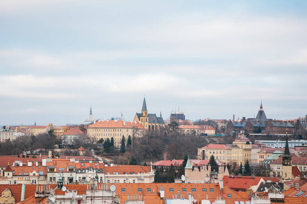 Widok z wysokiego punktu. Piękny widok z góry na ulice i dachy domów w Pradze. Tradycyjne starożytnej architektury miejskich. - Zdjęcie, obraz