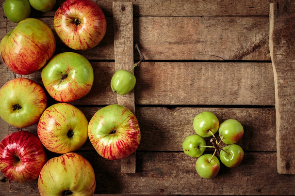 Fresh apples on an old box - Foto, Imagen