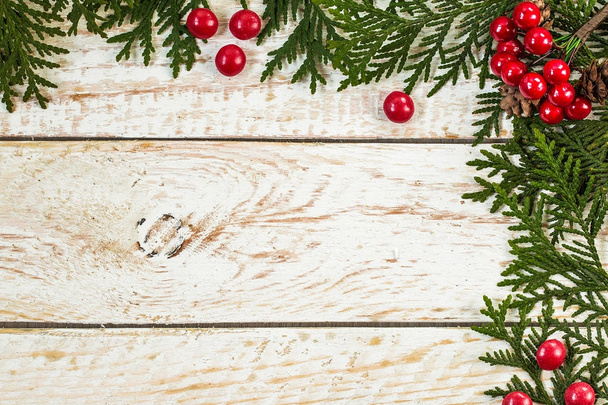  cornice da rami di albero di Natale con pigne
  - Foto, immagini