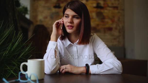 Beautiful business woman talking on the phone smiling and talking about her trip on vacation. Close-up. - Footage, Video