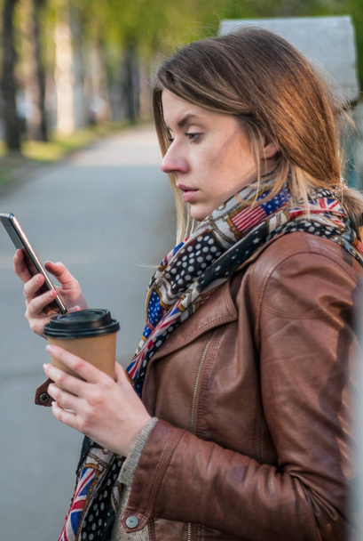 woman talking on cell phone  - Zdjęcie, obraz