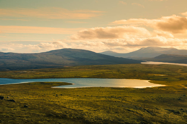 Красивое горное озеро высоко над уровнем моря в Норвегии. Красочный осенний пейзаж с озером
. - Фото, изображение