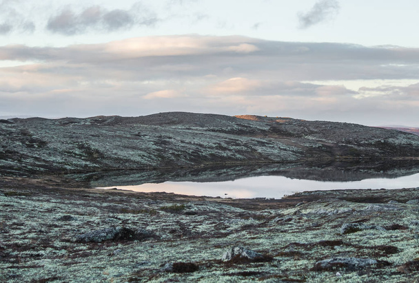 Kaunis vuoristojärvi korkealla merenpinnan yläpuolella Norjassa. Värikäs syksyn maisema järvellä
. - Valokuva, kuva