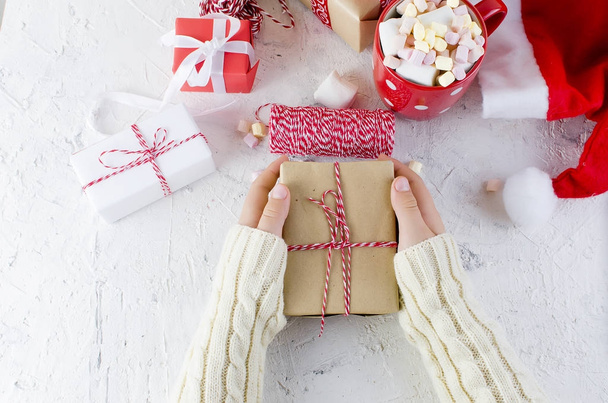 baby packs a handmade gift. Christmas gifts, - Photo, Image