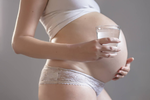 Kobieta w ciąży i szklankę wody - Zdjęcie, obraz