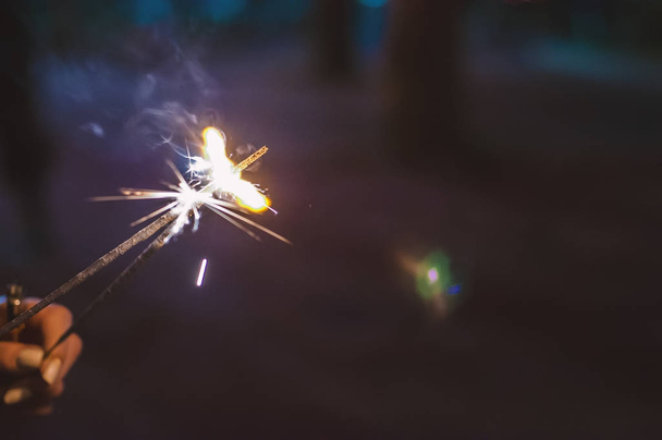 woman holding sparklers - Foto, immagini
