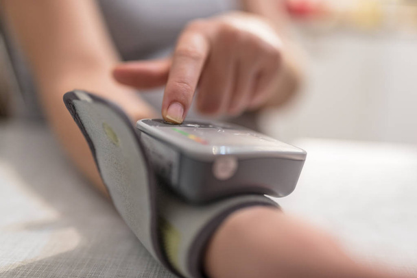 woman measuring blood pressure - Fotografie, Obrázek