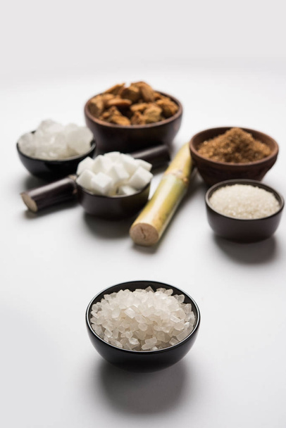 Jaggery, Sugar and cane - sub-products of sugar cane or ganna like gur or jaggery, raw brown and refined white sugar, rock sugar crystals or mishri in Hindi. Enfoque selectivo
 - Foto, Imagen