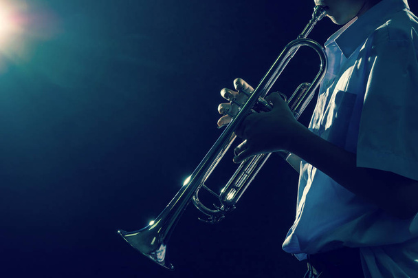  Muzikant die trompet speelt - Foto, afbeelding