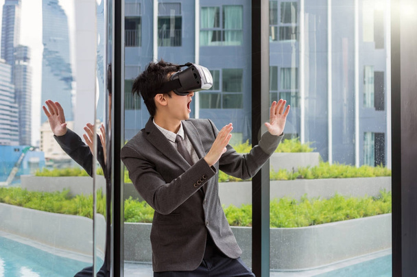 Azjatycki człowiek ubrany wirtualnej rzeczywistości  - Zdjęcie, obraz