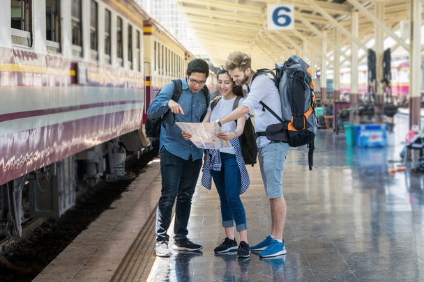 Multiethnische Reisende beim Blick auf den Zug - Foto, Bild