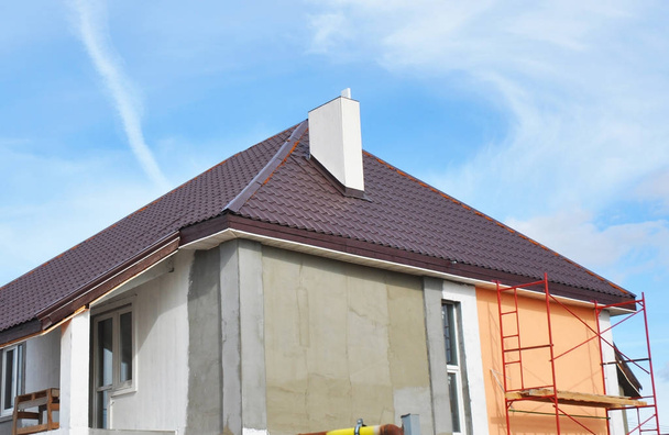 Ремонт и ремонт дома с новой крышей, лепниной, штукатуркой и покрасочными стенами
 - Фото, изображение