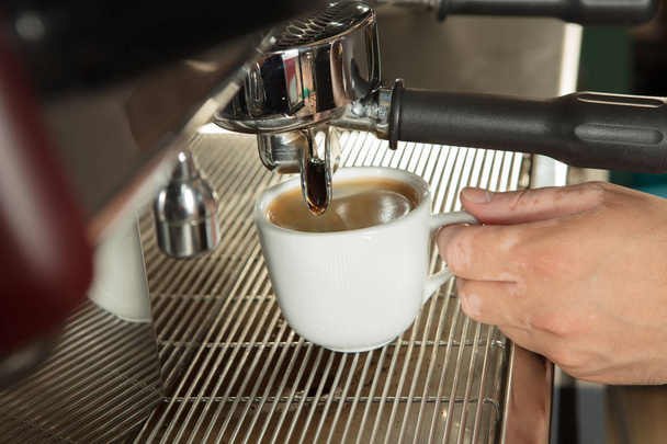 Kahve makinesinden dökülen espresso yakın plan.  - Fotoğraf, Görsel