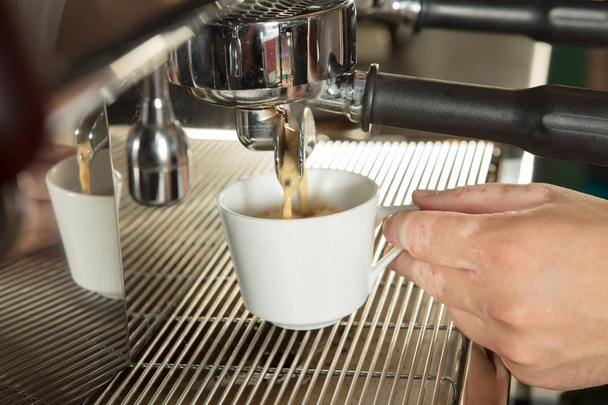 Κοντινό πλάνο του espresso ρίχνει από μηχανή καφέ  - Φωτογραφία, εικόνα
