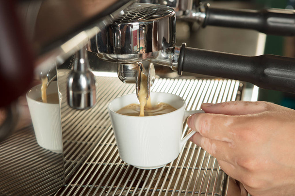 Zbliżenie espresso z ekspresu do kawy  - Zdjęcie, obraz