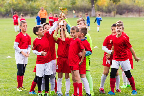 Kinderen voetbal voetbal - kinderen-spelers vieren met een trop - Foto, afbeelding