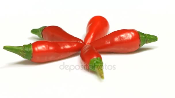 Kilka chili na toczenie. Red Hot chili peppers włącza. - Materiał filmowy, wideo