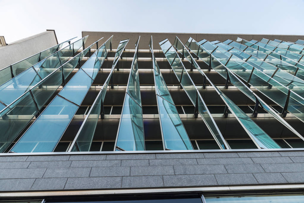 Fachada de un moderno edificio de oficinas en Bruselas, Bélgica
 - Foto, Imagen